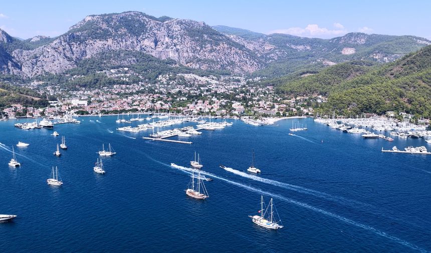 Bakan Kurum, Fethiye'deki deniz süpürgesi ve atık alım gemisinden görüntüler paylaştı
