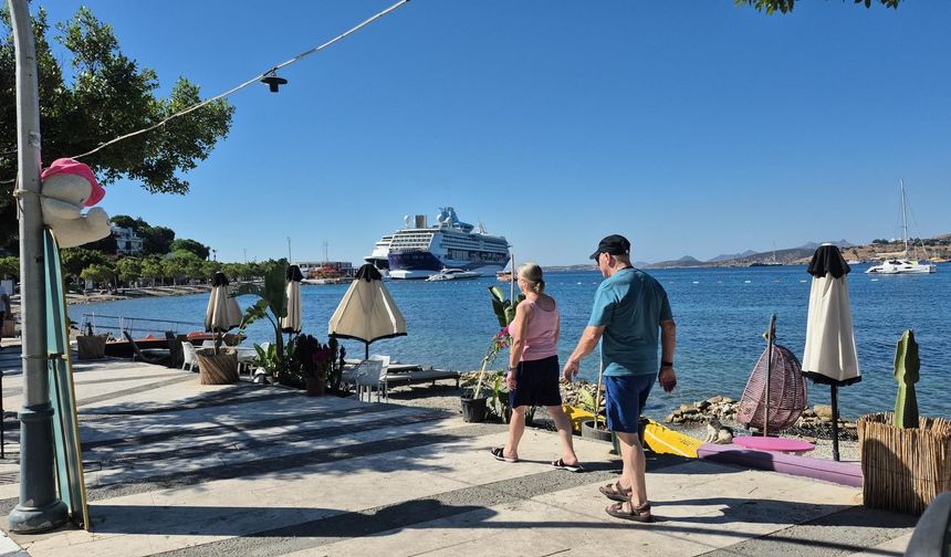 Bodrum'da iki gemiyle 2 bin 888 yolcu geldi