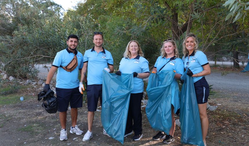 Turizm rehberleri ve belediye ekipleri çamlı sahilini temizledi