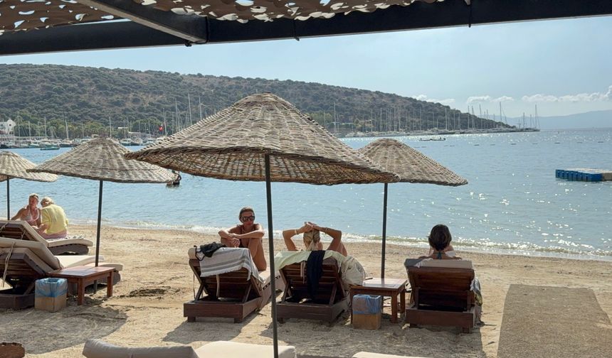 Bodrum’da sıcak havayı gören denize akın etti
