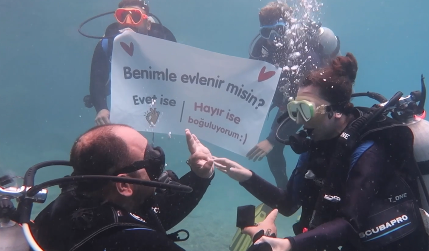 Fethiye'de su altında evlilik teklifi
