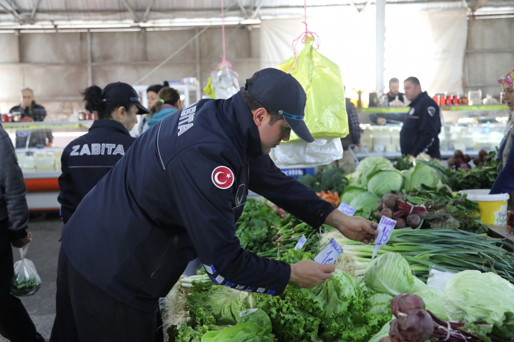 1669979524-bodrum-belediyesi-zabita-ekiplerinden-pazaryeri-denetimi-6.jpg