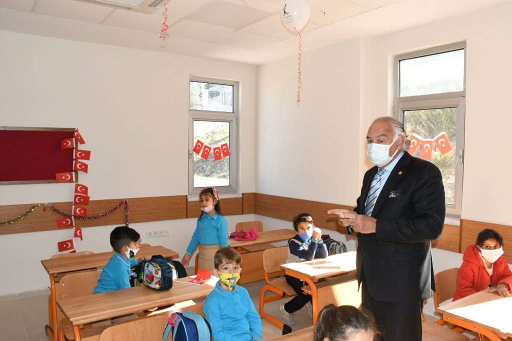 Binası tamamlanan Güllük İlkokulu’nda ders zili çaldı