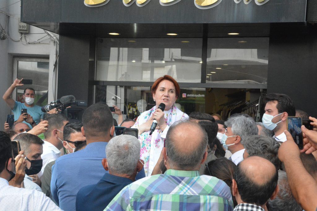 Akşener esnafı dinledi
