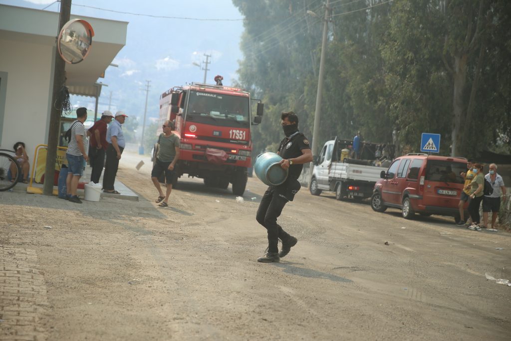 Kemerköy Termik Santrali'ne yaklaşan yangın havadan görüntülendi