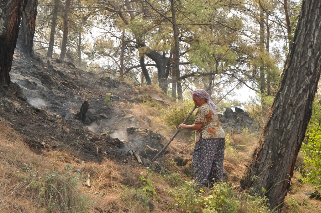 Mahalle sakinleri traktörlerle destek verdi