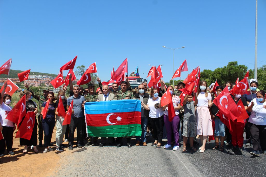 AZERİ ALEV SAVAŞÇILARI TÜRK BAYRAKLARIYLA UĞURLANDI