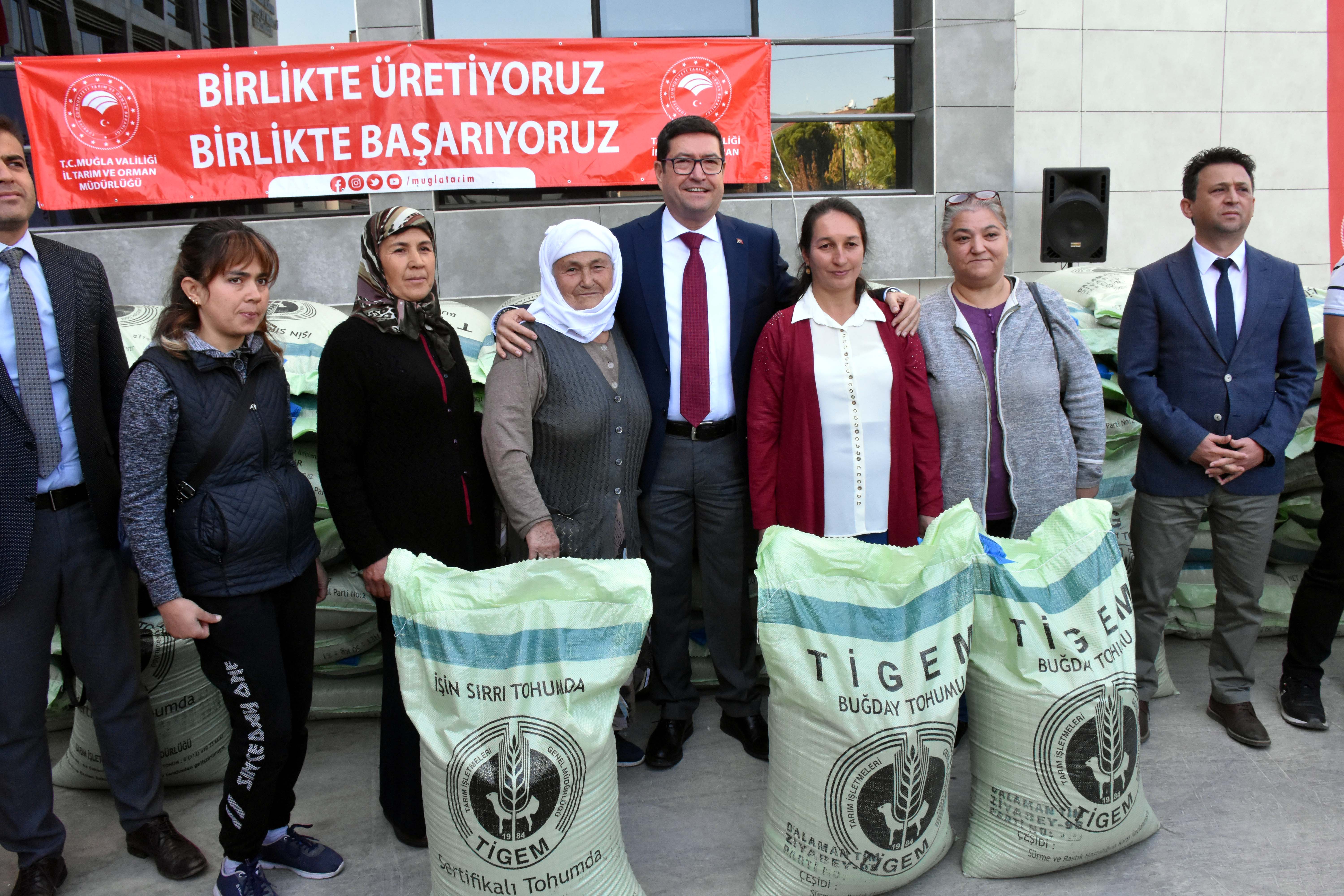 aa-20221025-29244511-29244508-muglada-ciftcilere-yerli-tohumluk-bugday-dagitildi.jpg