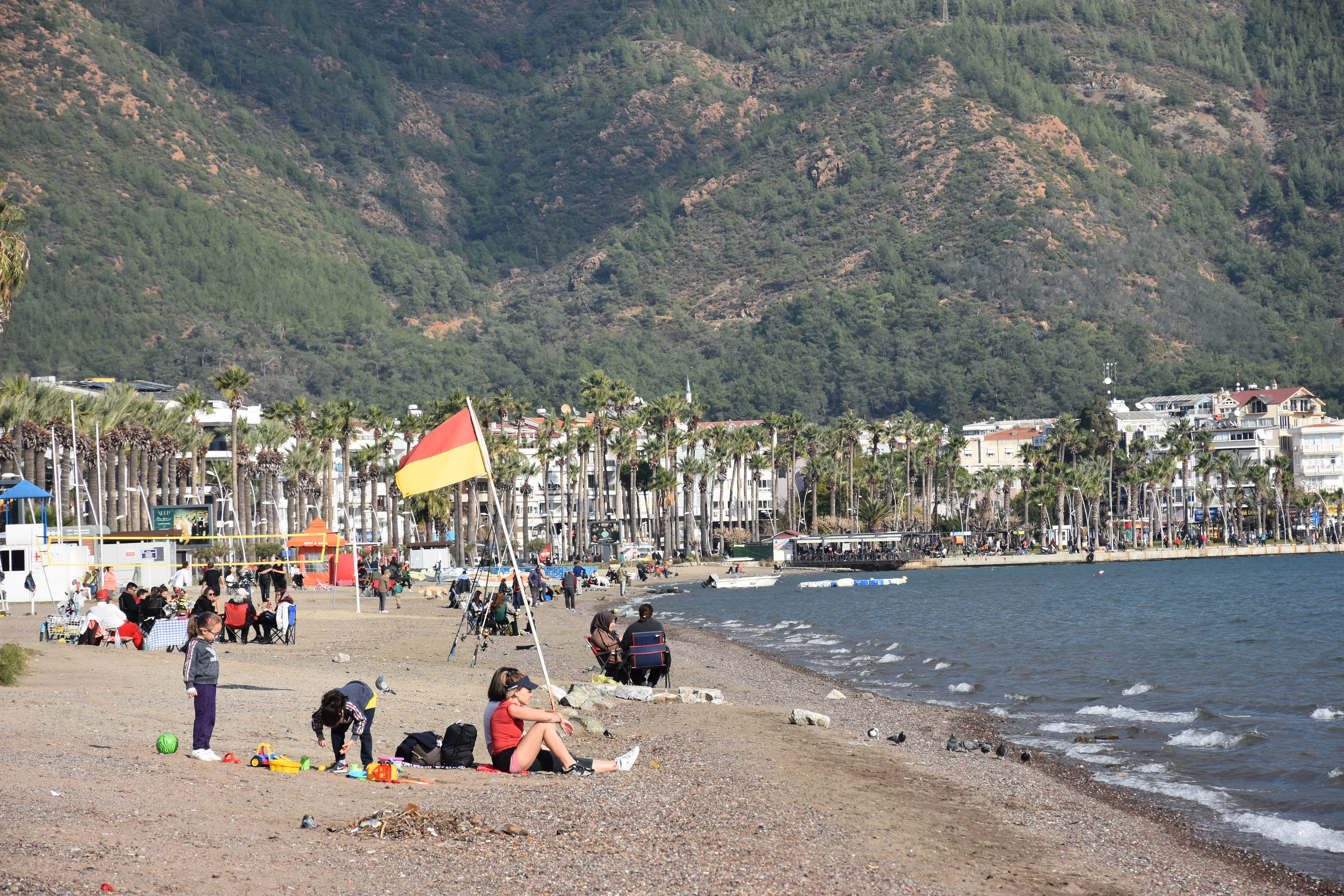 aa-20230101-29888722-29888717-muglada-vatandaslar-ve-turistler-yeni-yilin-ilk-gununde-denize-girdi.jpg
