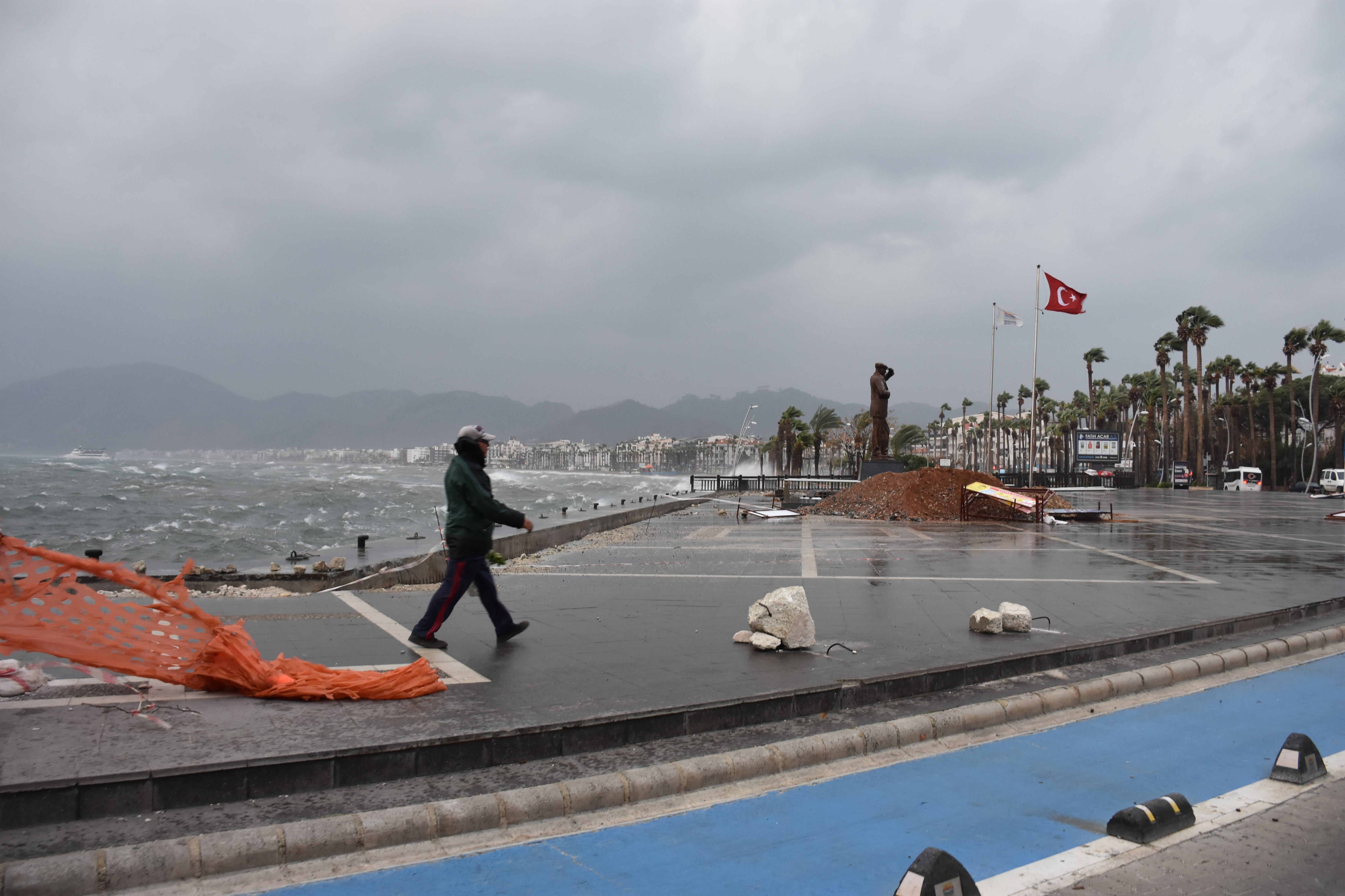 aa-20230127-30100005-30100001-marmariste-saganak-ve-firtina-yasami-olumsuz-etkiliyor.jpg