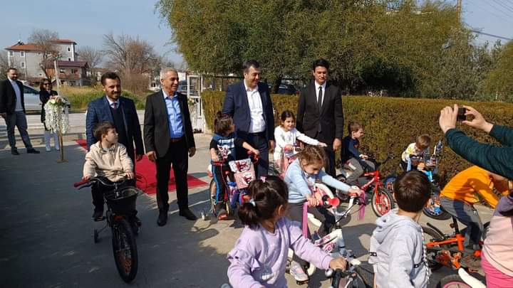 aa-20230225-30412056-30412052-muglada-depremzede-ogrencilere-bisiklet-hediye-edildi.jpg