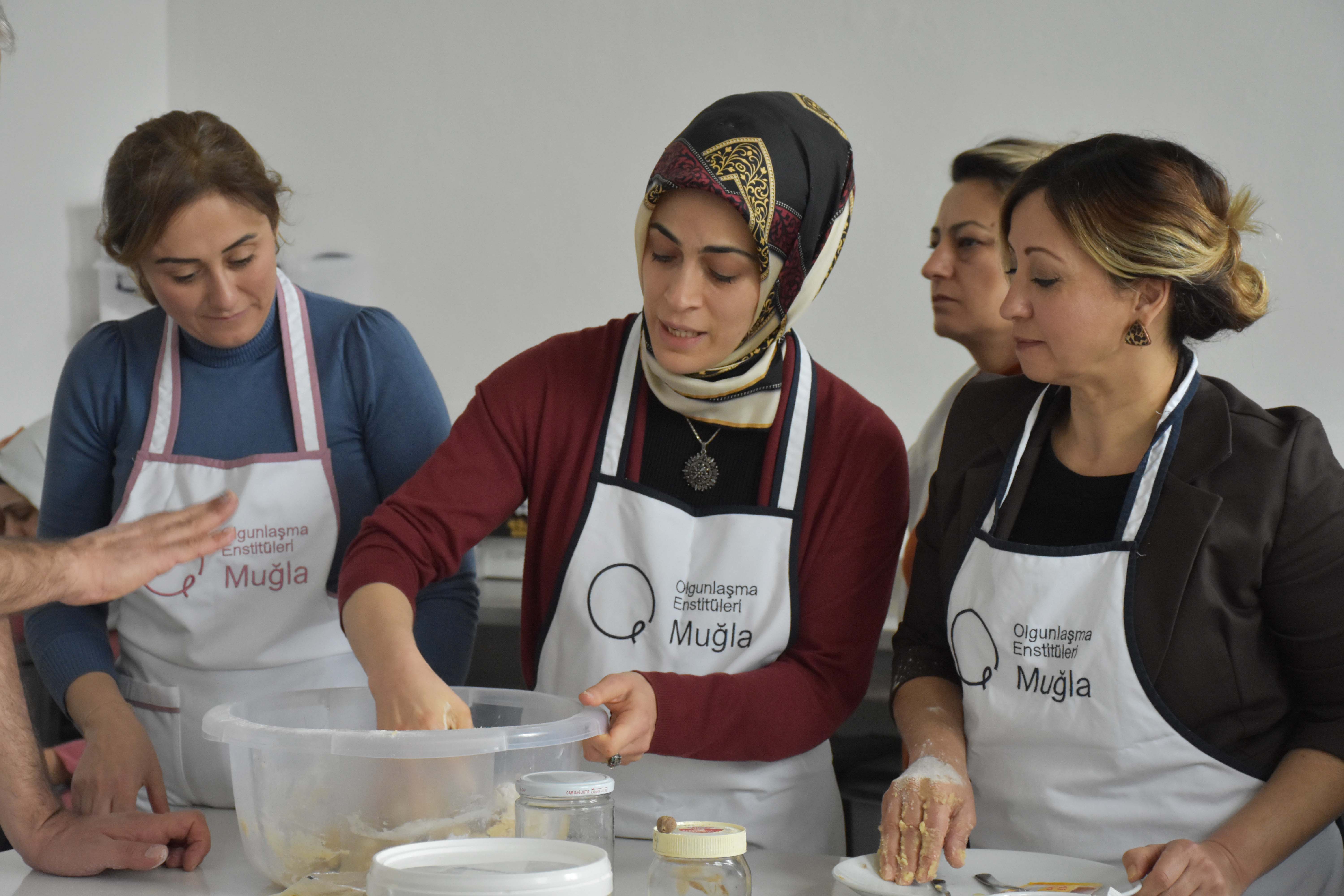 aa-20230302-30456306-30456301-hatayli-depremzede-kadinlar-muglada-yoresel-kombelerini-tanitti.jpg
