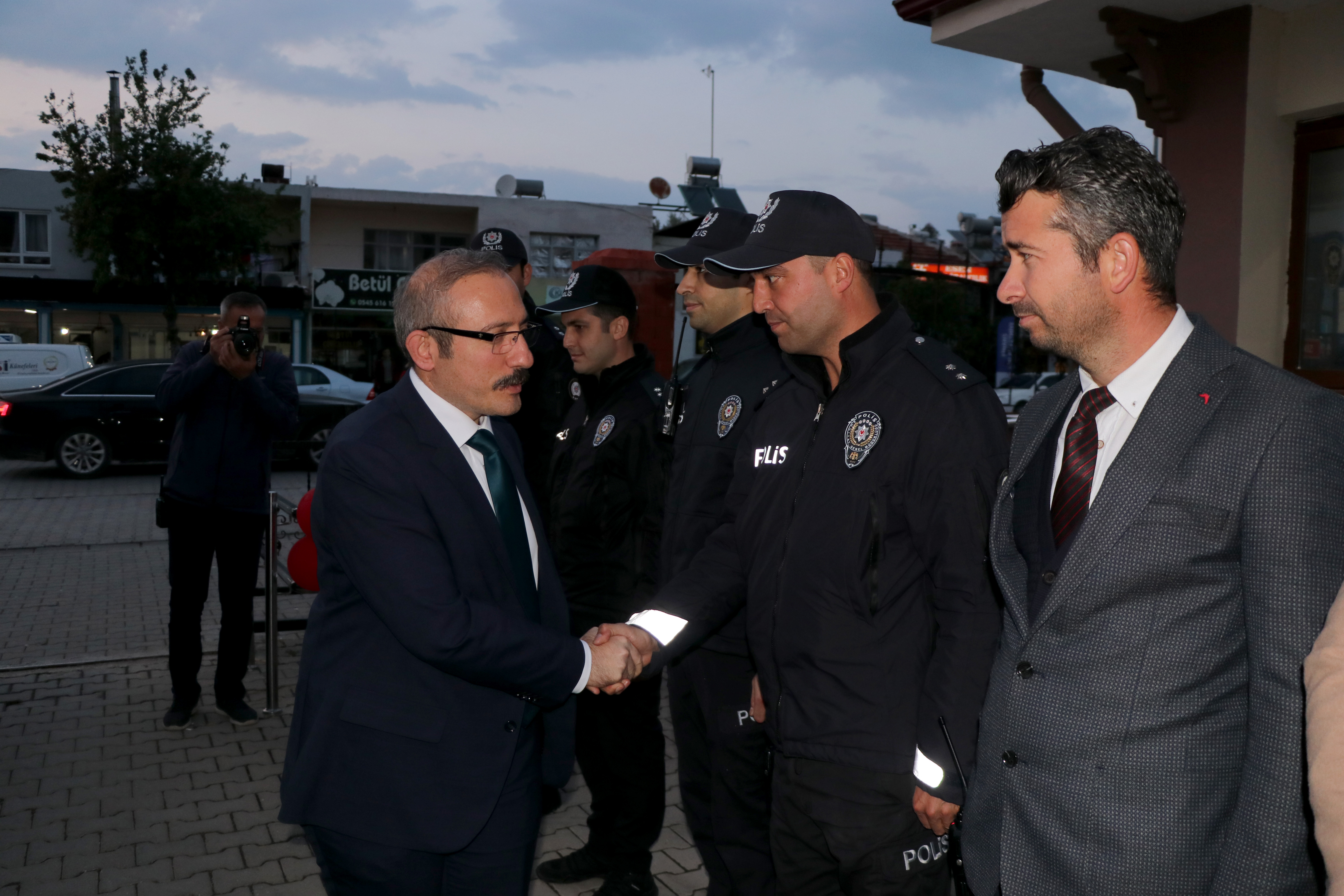 aa-20230411-30818561-30818559-fethiyede-sehit-ve-gazi-yakinlari-ile-emekli-polisler-iftarda-bulustu.jpg