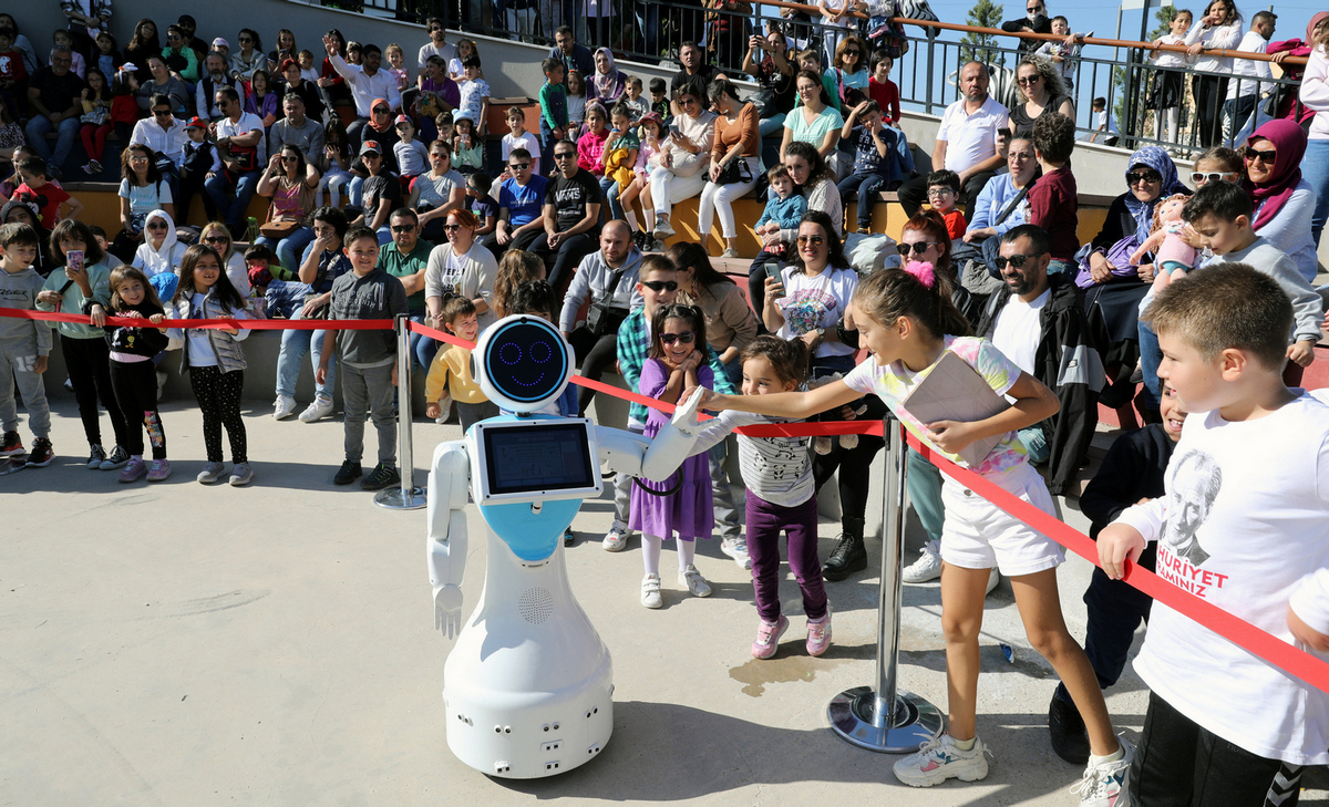 robotik-ve-kodlama-egitim-merkezi-cesitli-etkinliklerle-acildi-1.jpg