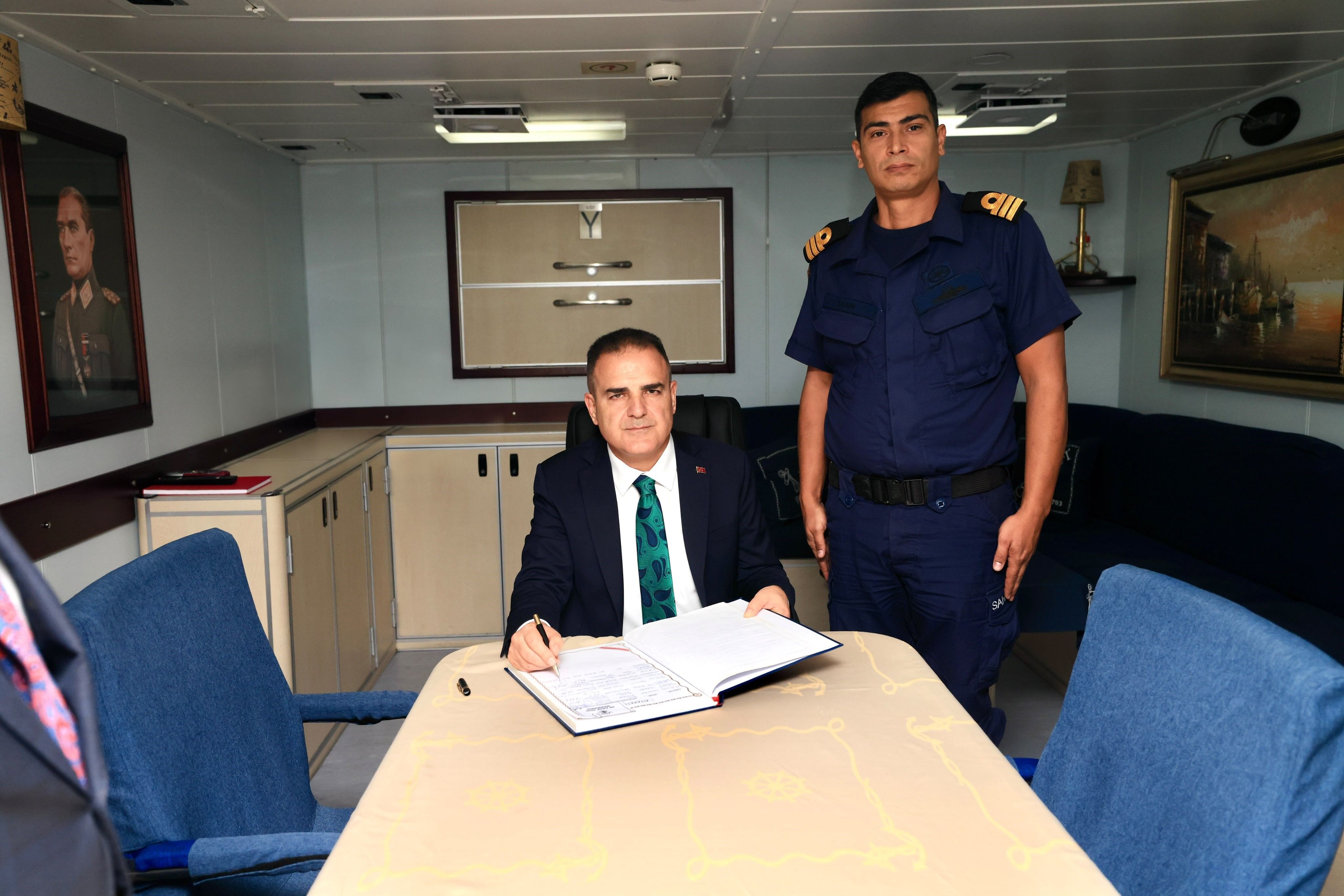 Muğla Valisi Akbıyık, TCSG Umut Gemisini ziyaret etti