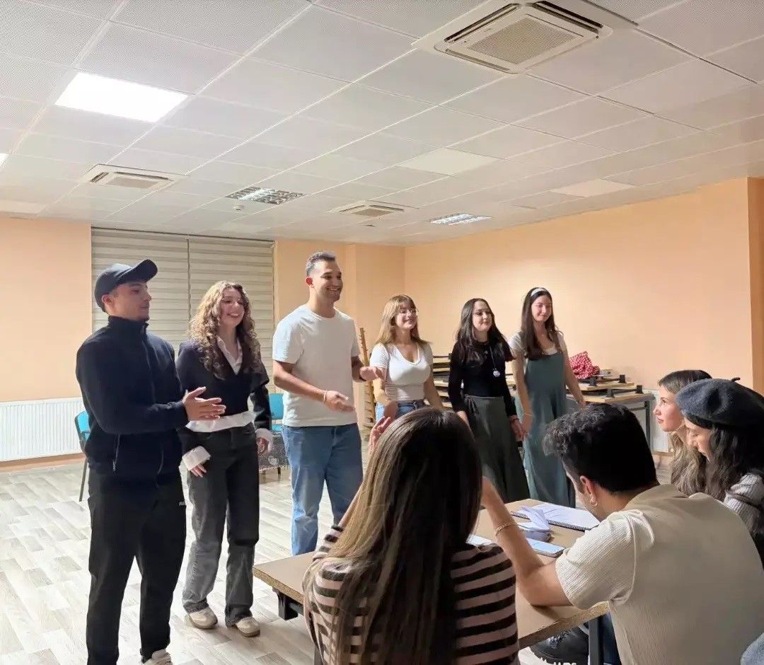 Muğla'da gençler kendi yazdıkları skeçleri sahneledi