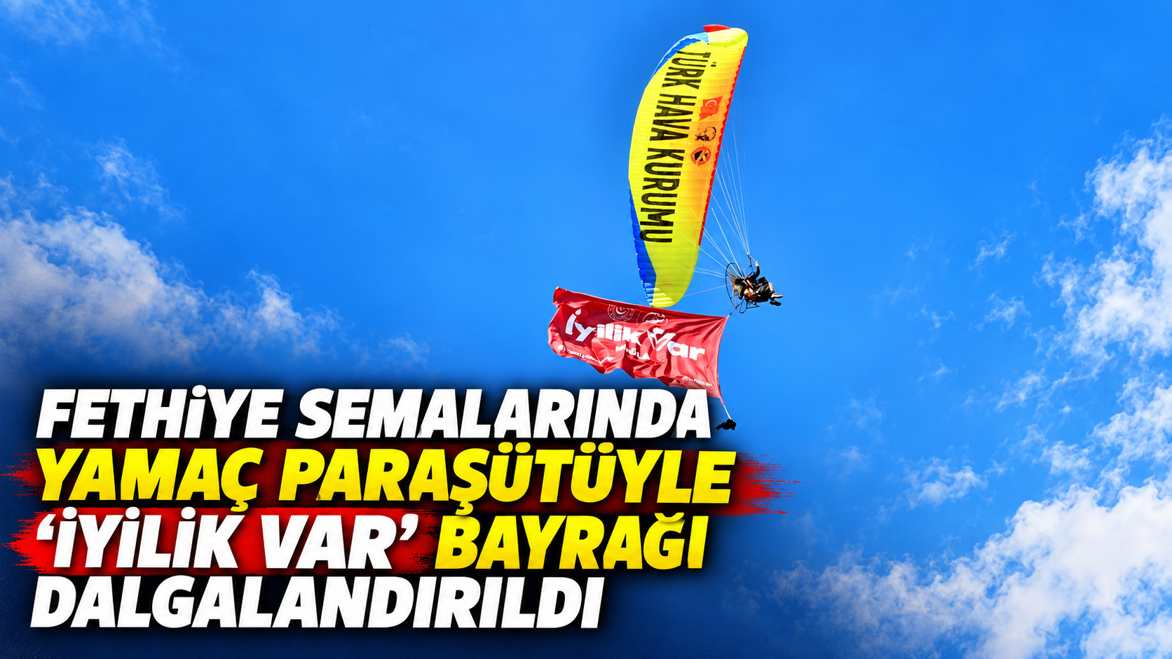 Fethiye semalarında yamaç paraşütüyle "İyilik Var" bayrağı dalgalandırıldı